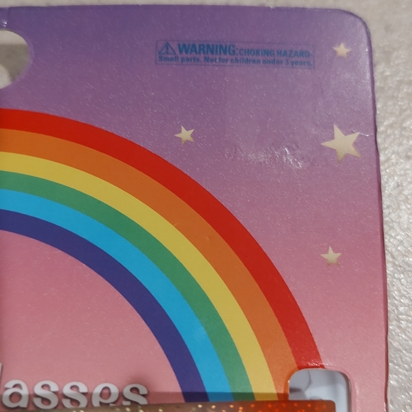 Stand out from the crowd with these fun stylish sunglasses featuring a unicorn - Picture 4 of 9